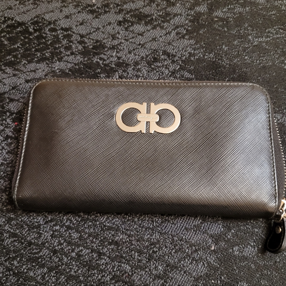 100% authetic Salvatore Ferragamo Gancini Zip Around Long Wallet Black/Silver